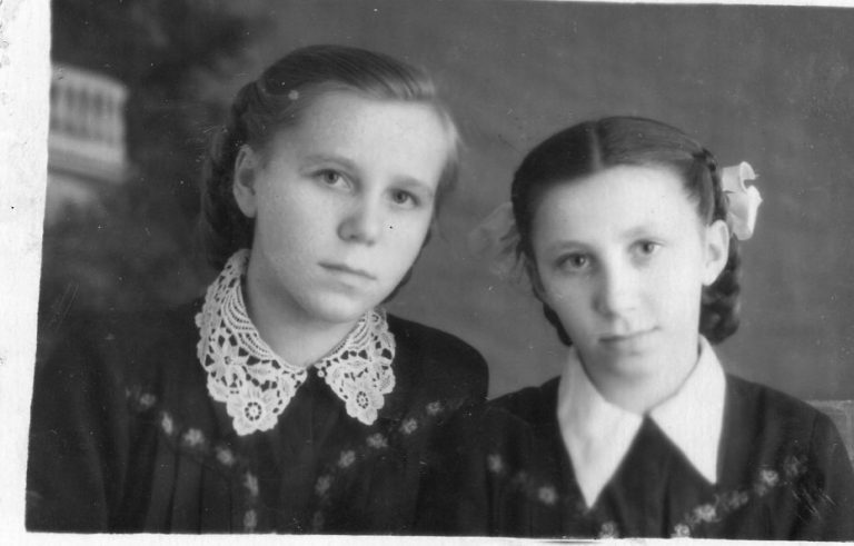 Сестри Зубрицькі (зліва направо: Дарія, Софія) на Сибірі в шкільній формі, видно вишиті квіти, які їм нашила мама на шкільну форму, січень 1953 р.