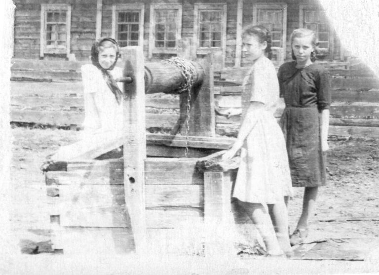 п. Софія (зліва) та її подруги на Сибірі