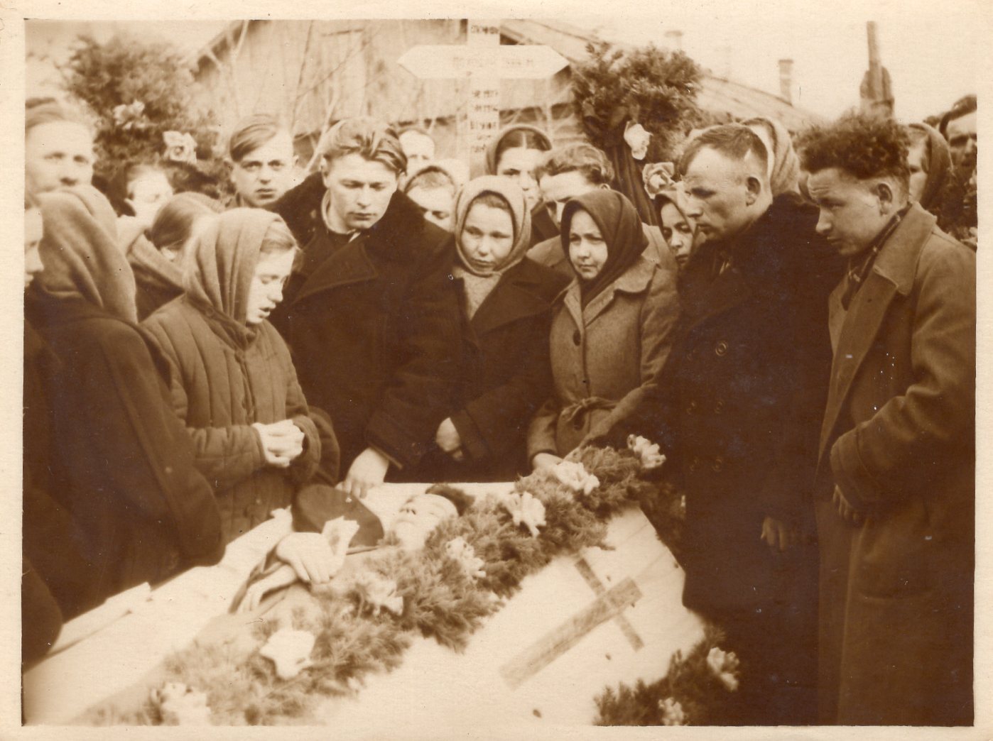 Похорон чоловіка Шандер Дарії (зі складеними руками зліва), респондент – крайній з правої сторони, шахта «Южная», Прокоп’євськ, Кемеровська область.