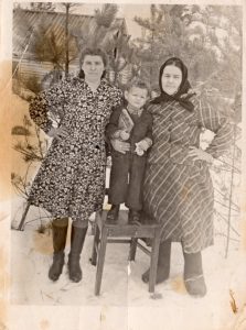 Іван Кардаш з мамою та бабцею